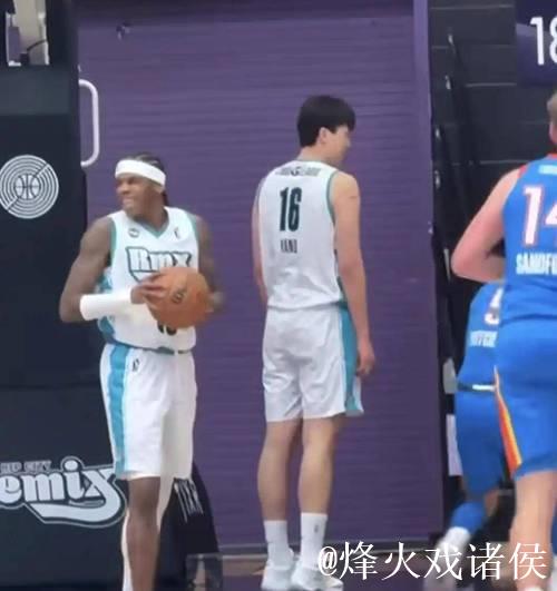 杨瀚森半场两双14分17板2助2帽!混音二番战再克蓝队 杨瀚森半场两双14分17板2助2帽!混音二番战再克蓝队